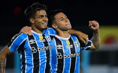 Grêmio considera negociar estrangeiros enquanto Cuéllar, Pavón e Aravena surgem como opções no Santos