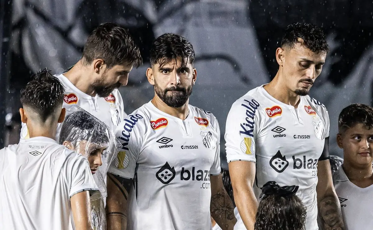 Possíveis transferências de 19 jogadores para rivais do Santos no futebol brasileiro: confira a lista