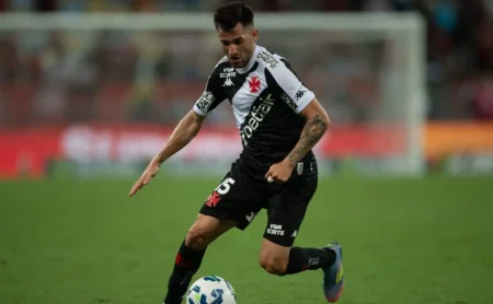 Garré estreia no Vasco e conquista elogios de Diniz