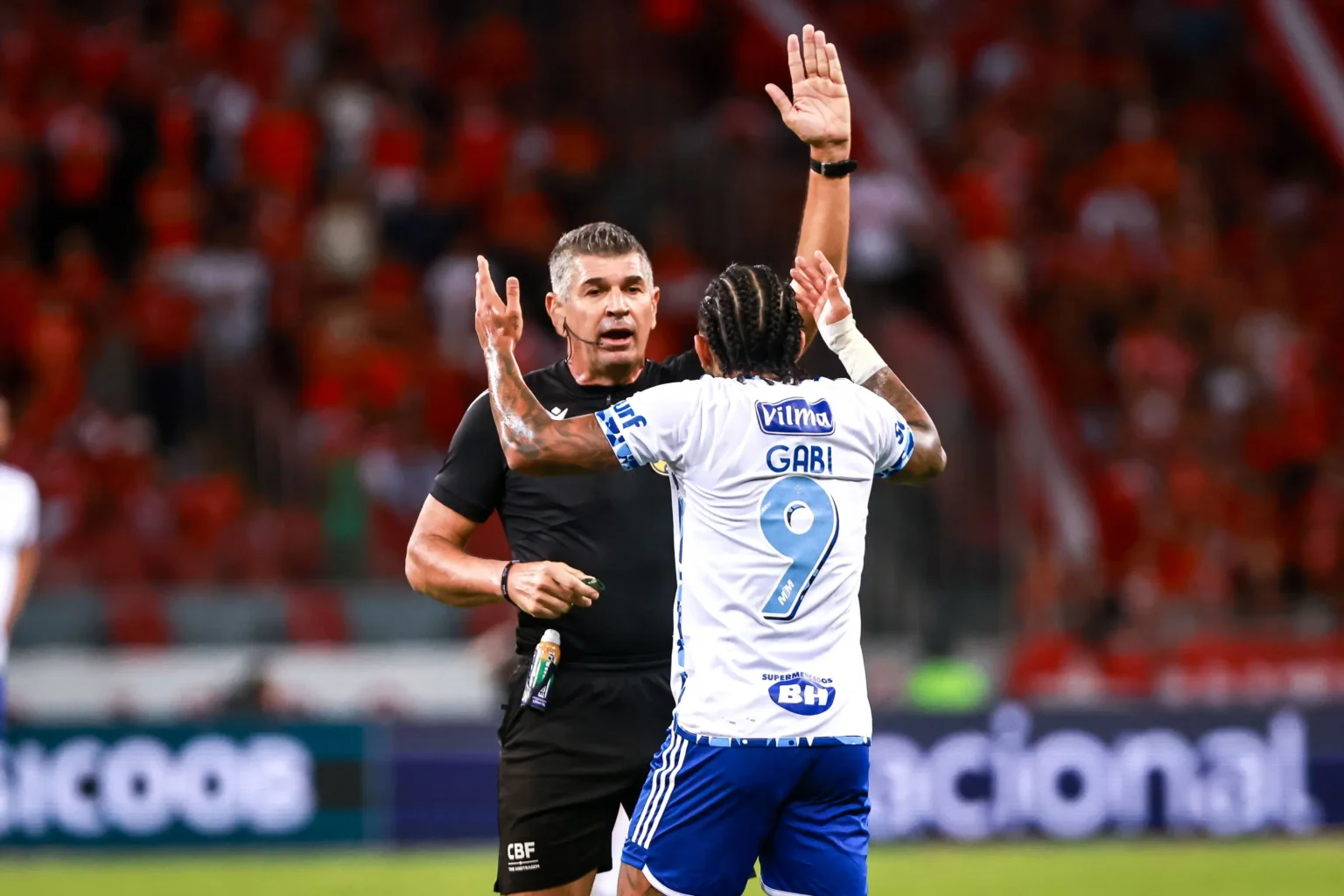 Cruzeiro e Palmeiras: Árbitro envolvido em polêmica é afastado da partida