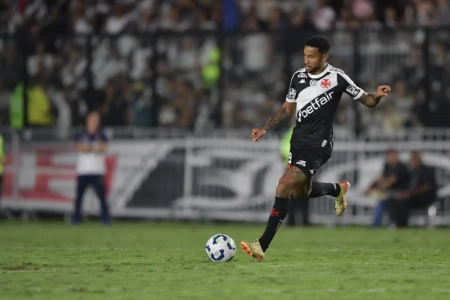 Jair retoma planos no Vasco com aval de Diniz e será relacionado contra o Bragantino