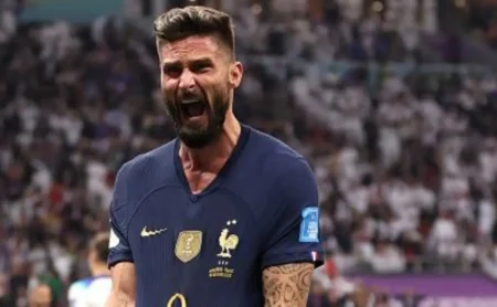 Corinthians afasta contratação de Giroud por alta pedida salarial