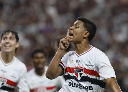 Joia do São Paulo ganha chance como titular contra o Bahia após cartão e lesão