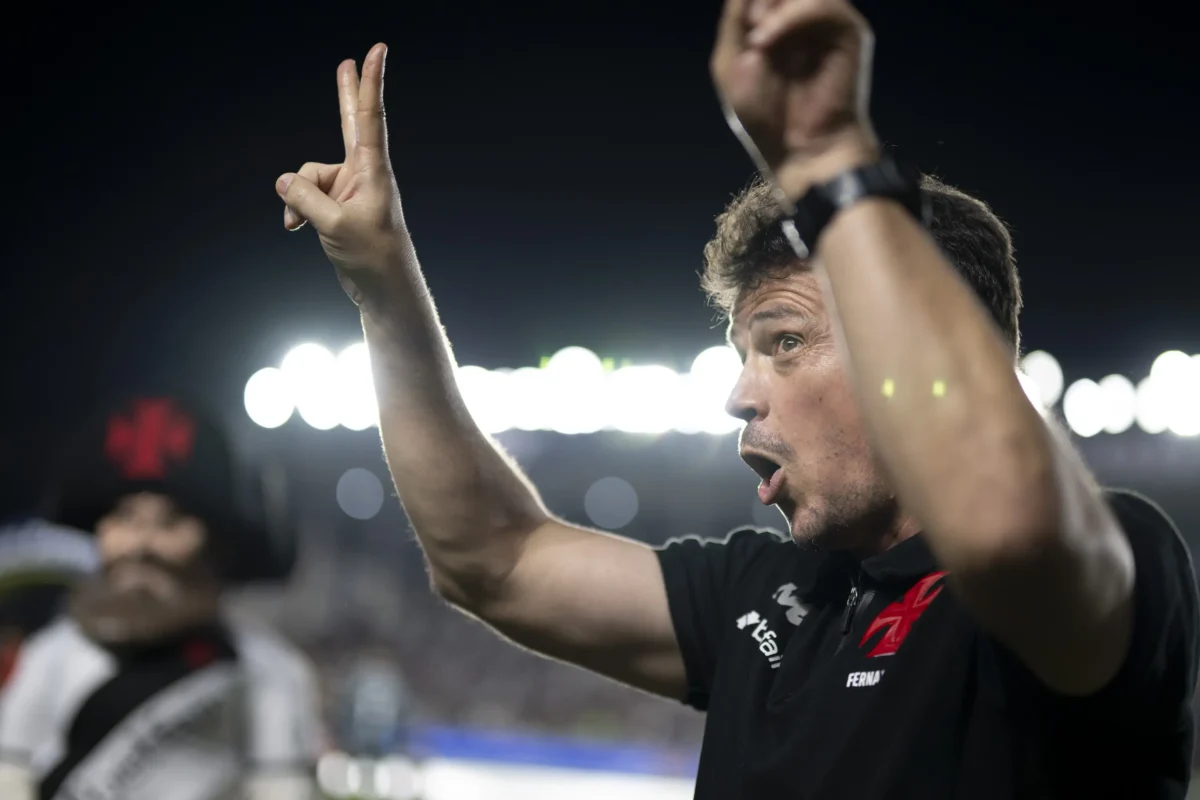 Elenco do Vasco opina sobre início de trabalho de Diniz: broncas e estilo "paizão"
