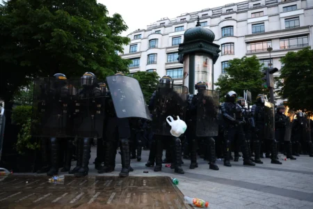 Confronto entre polícia e torcedores do PSG na Champs-Élysées: veja o vídeo
