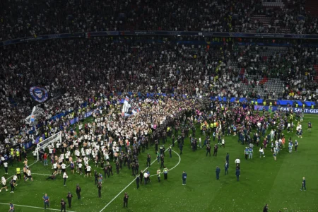PSG: Torcida invade gramado, polícia age e contém protesto; fotos