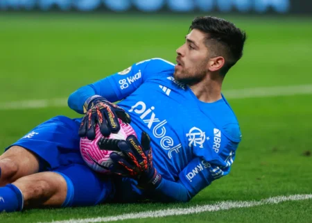 Rossi, do Flamengo, aprova regra dos oito segundos: "Goleiros demoravam muito com a bola"