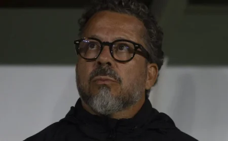 Cléber Xavier surpreende e deixa Thaciano fora da lista para Santos e Botafogo; Gil está de volta