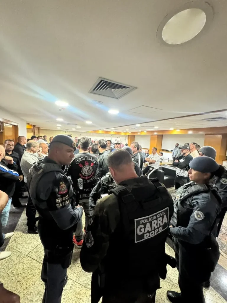 Torcedores invadem sede do Corinthians em meio à crise; PM age para conter tensão