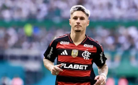Flamengo avança em tratativas para renovação com Varela, peça-chave de Filipe Luís.