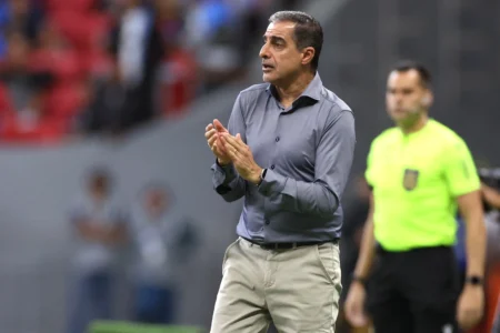 Renato Paiva compara Botafogo na Copa do Mundo ao desafio do Everest.