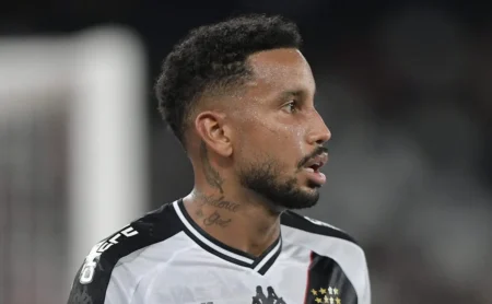 Vasco busca renovar com Jair, mas salário do volante passará por cortes