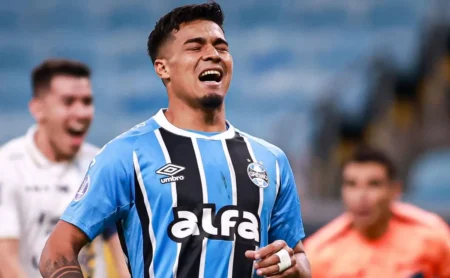 Grêmio x Sportivo Luqueño: Arezo desperdiça pênalti e vira alvo de críticas por "homenagear" goleiro do Luqueño