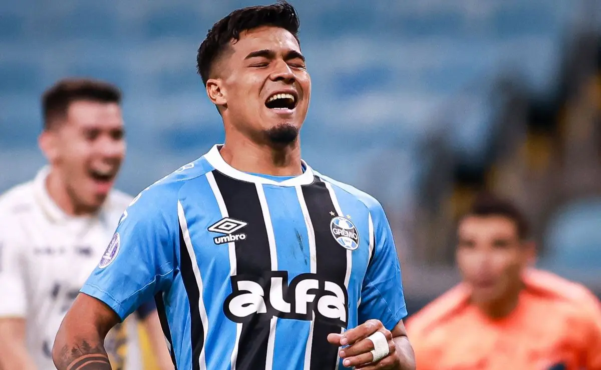 Grêmio x Sportivo Luqueño: Arezo desperdiça pênalti e vira alvo de críticas por "homenagear" goleiro do Luqueño