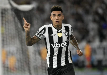Botafogo avalia proposta do Nottingham Forest por Igor Jesus