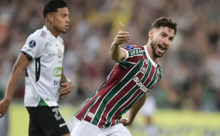 Martinelli se destaca em Fluminense x Once Caldas: torcida celebra a atuação.