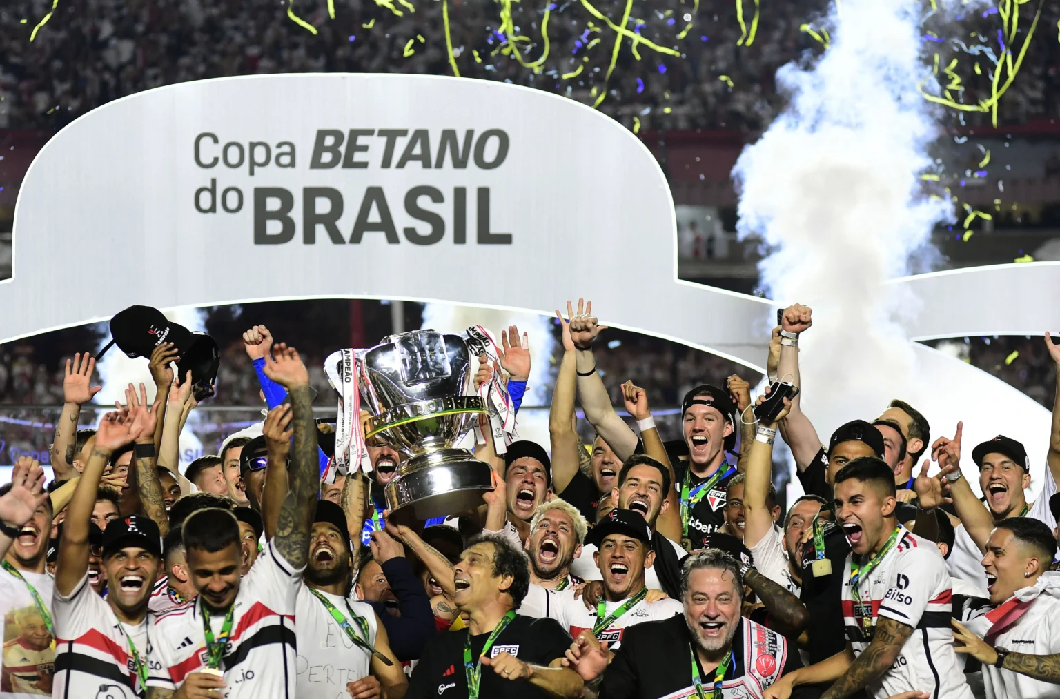 São Paulo: Desempenho Dividido Entre Copas e Brasileirão - Uma Análise Numérica