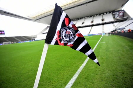 Corinthians: Torcida estende ação para quitar estádio com show e corrida
