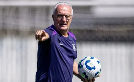 Dorival Júnior planeja mudanças antes de Corinthians x Vitória, com jovens da base em foco