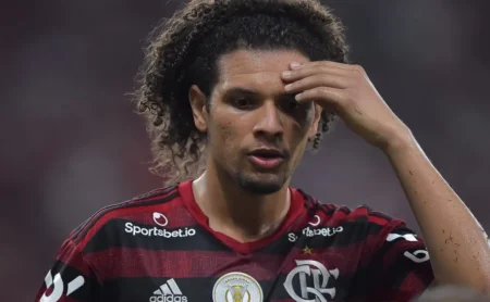 Arão, ex-Flamengo, em negociação com o Fluminense para o Super Mundial