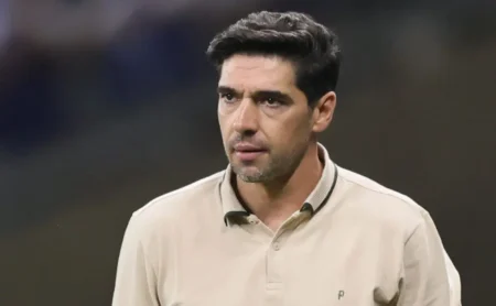 Abel Ferreira analisa rivalidade Botafogo x Palmeiras e elogia John Textor no Botafogo.