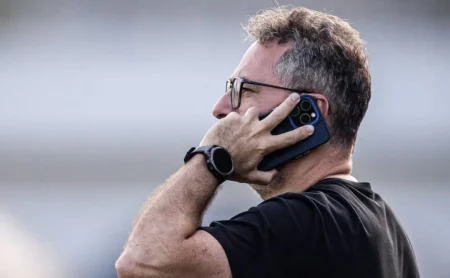 Alexandre Mattos projeta a negociação do lateral Chermont para equilibrar o caixa do Santos.
