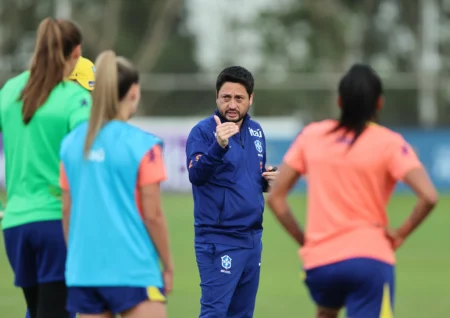 Arthur Elias antevê reencontro com a França pós-Olimpíadas, alertando: "Jogo distinto"