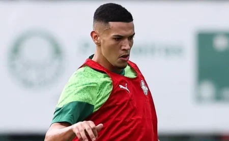 Cruzeiro abre conversas por Naves, e saída do zagueiro do Palmeiras ganha forma