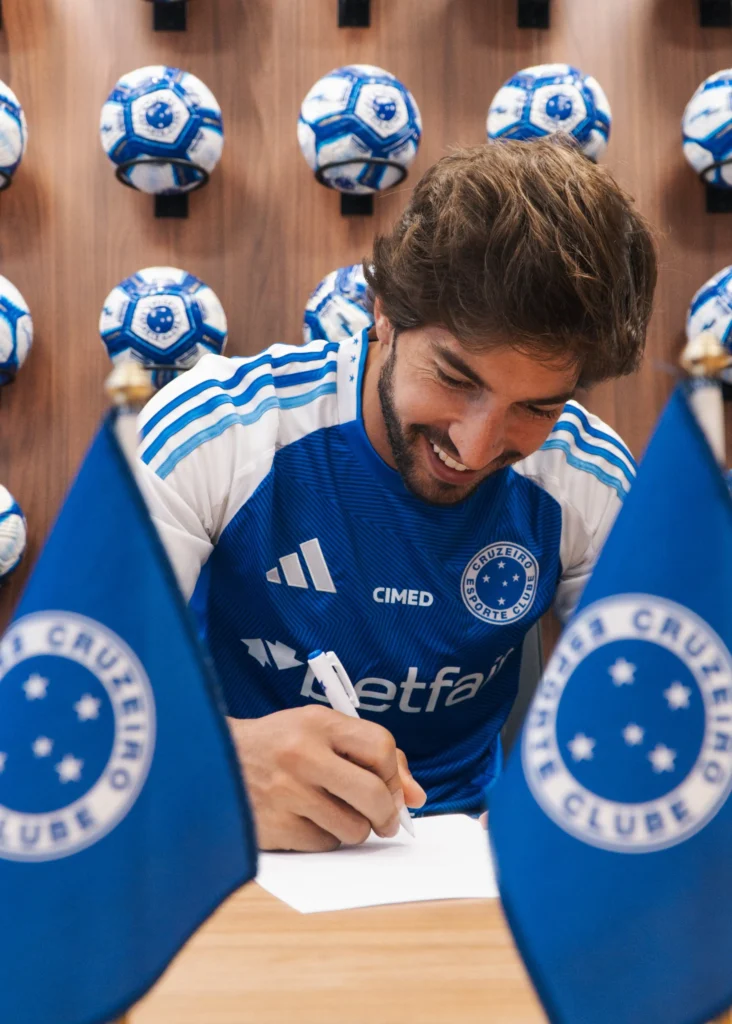Cruzeiro renova contrato de Lucas Silva por mais uma temporada