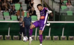 Ex-Grêmio Adriel se envolve em polêmica com árbitro na Série B