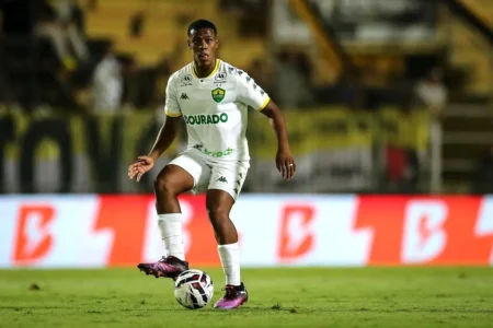 Lucas Eduardo Deixa o Cuiabá e Volta ao Vasco Depois de Período Discreto na Série B