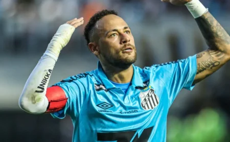 Neymar se desculpa com o elenco do Santos após expulsão contra o Botafogo.