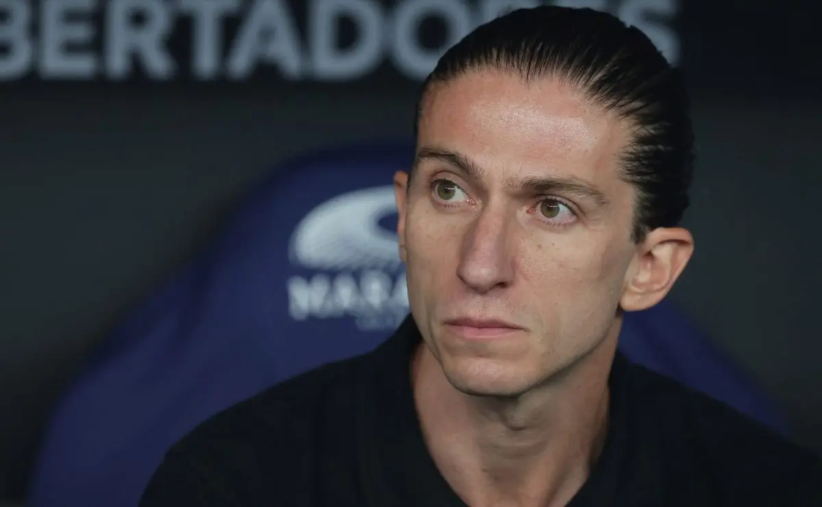 Filipe Luís: Postura em Jogo Contra o Espérance e Demora na Mudança Geram Reações