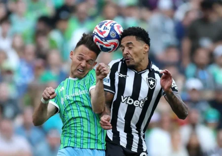 Paiva foca em defesa aprimorada, e Botafogo planeja alterações na escalação diante do PSG