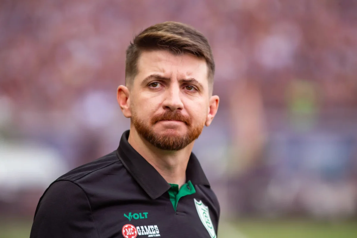 América-MG confirma desligamento do técnico William Batista