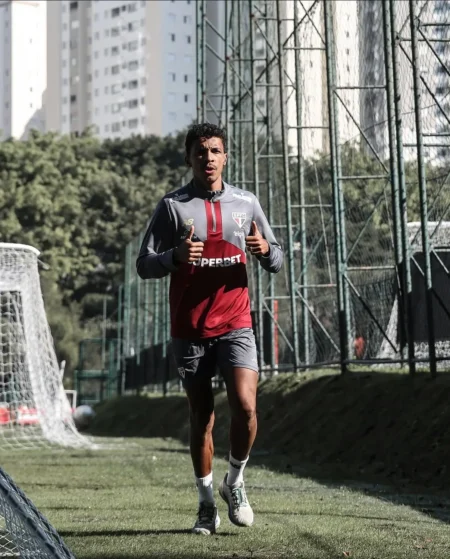 Luiz Gustavo Começa Recondicionamento Físico no CT do São Paulo