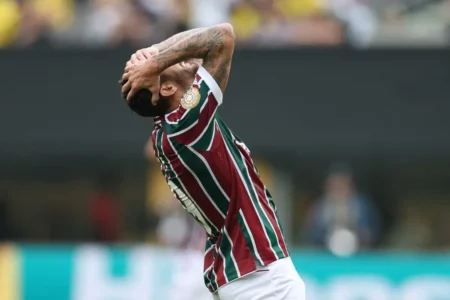 Everaldo justifica omissão em lance do Fluminense: "Achei que o zagueiro fosse simular"