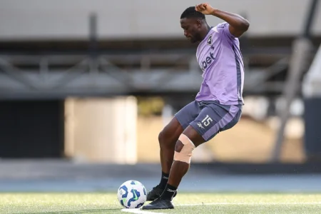 Jeffinho lesionado: Desfalque no Botafogo na Copa e Bastos rumo aos EUA.