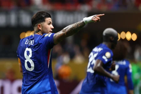 Enzo Fernández, Destaque do Chelsea, Provoca Léo Ortiz Após Quase Defender o Flamengo