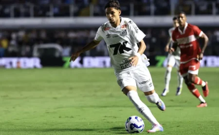 Mateus Xavier atrai olhares europeus e negocia renovação com o Santos