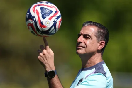 Botafogo: Paiva promove ajustes e busca equilíbrio no meio-campo contra o PSG.