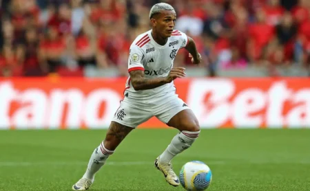 Roma e Juventus disputam Wesley, lateral do Flamengo