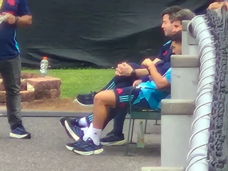 Arrascaeta, fora de treino: foto com gelo no joelho preocupa o Flamengo.