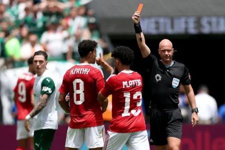 Árbitro de expulsão de Veiga: polêmica na Premier League e recorde de cartões.