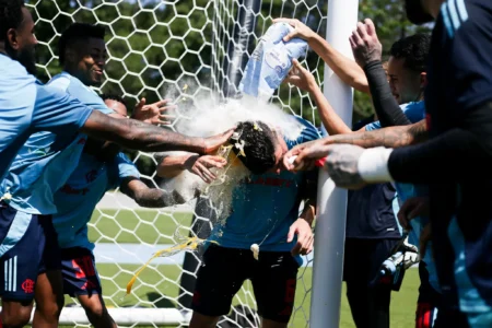 Treino do Flamengo: clima leve, "ovada" em Ayrton Lucas e foco no Chelsea