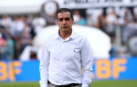 Paiva exalta progresso do Botafogo e rechaça críticas: "Não sou burro"