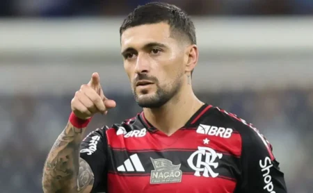 Preocupação no Flamengo: Filipe Luís alerta sobre joelho de Arrascaeta.