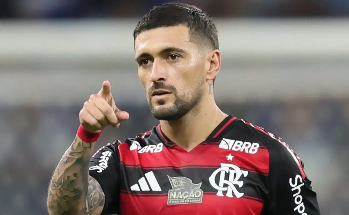 Preocupação no Flamengo: Filipe Luís alerta sobre joelho de Arrascaeta.