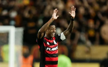 Pendurado, Bruno Henrique desfalca Flamengo contra o Chelsea no Mundial.