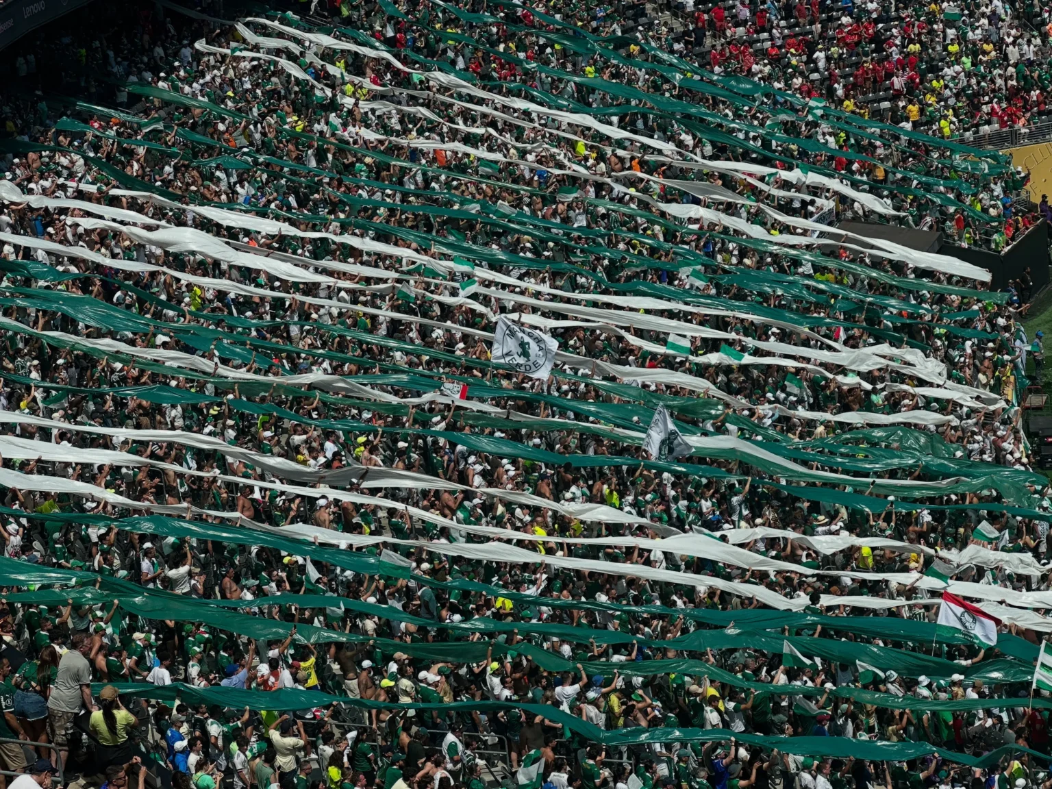 A rotina da torcida do Palmeiras em finais de Copas nos EUA: bandeiras, cerveja a R$ 82 e a atmosfera nos estádios